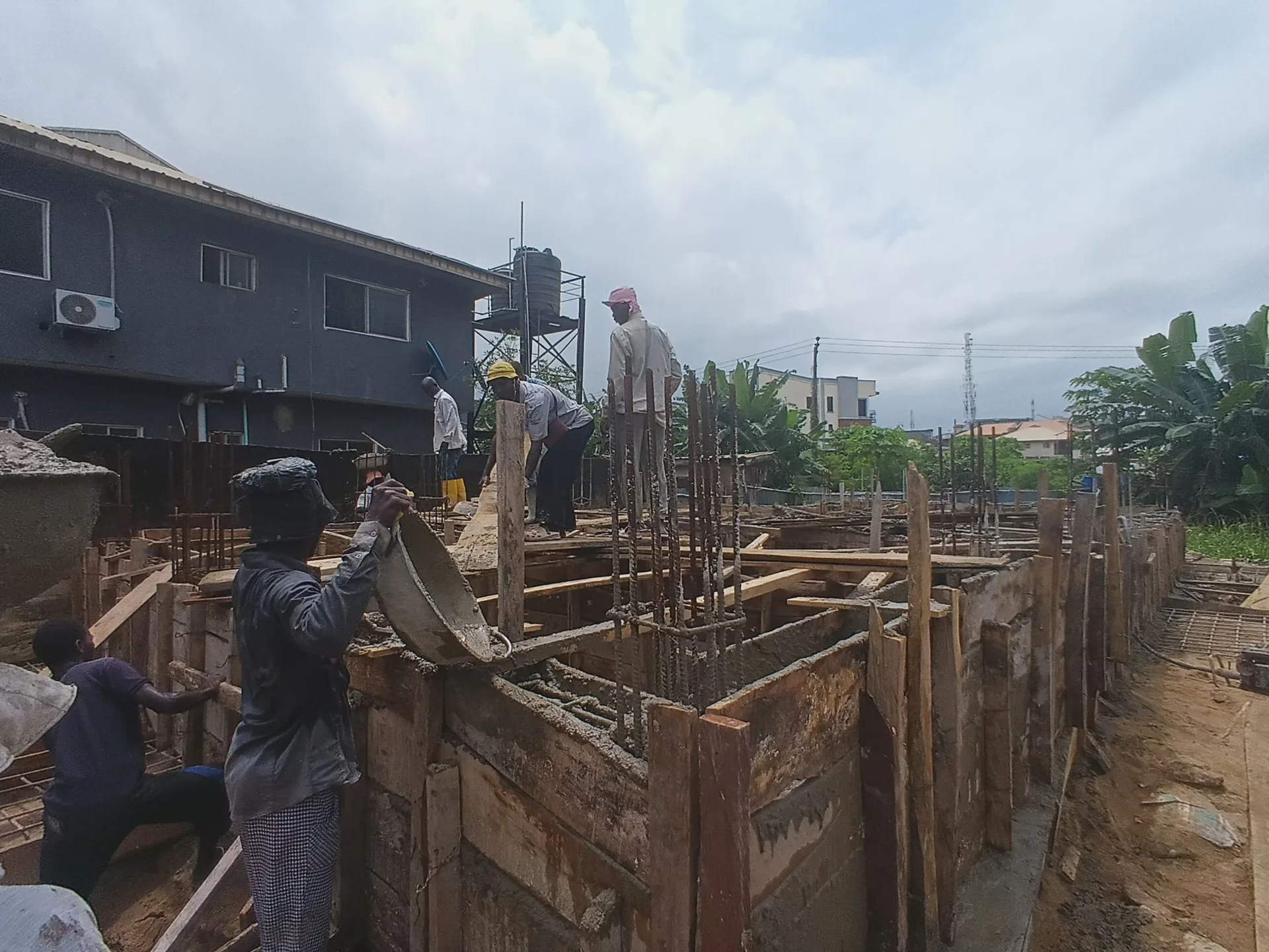 Substructure formwork, ground beams and concrete. View 01.