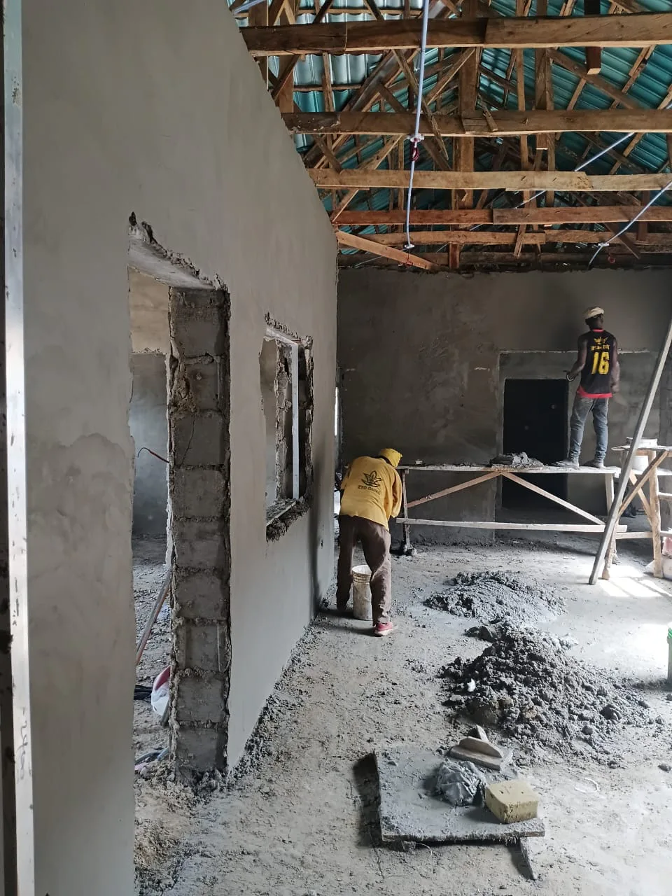 Active internal plastering work. View 01.