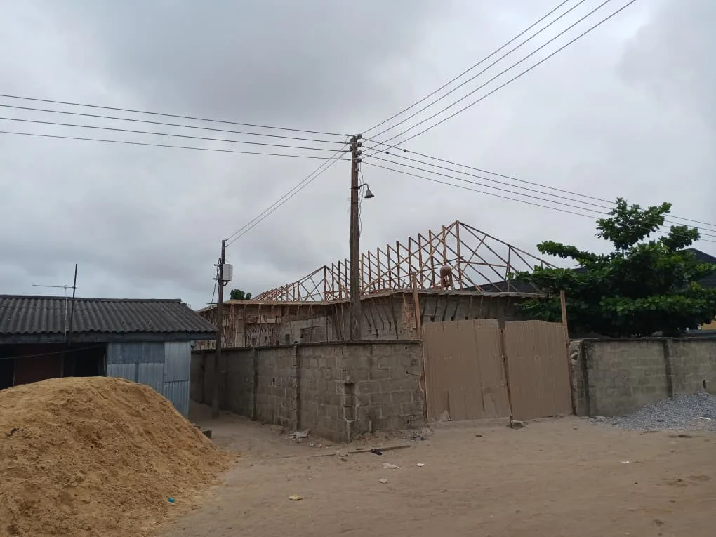 Main roof carcass and truss construction. View 01.